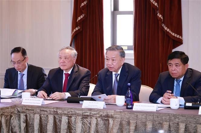 党中央总书记、国家主席苏林(右二)出席半导体和人工智能产业发展座谈会并发表讲话。(图:越通社)