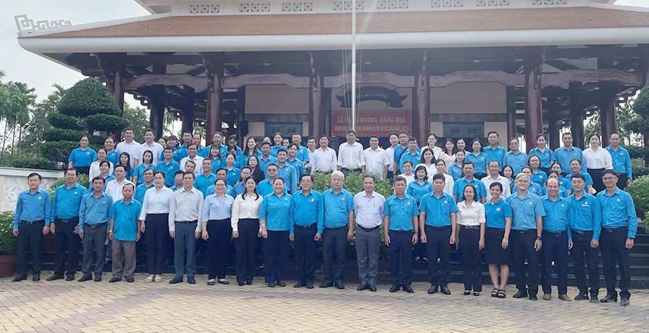 代表团在榕三岔路口国家历史遗迹区合影留念。(图:市党部新闻网) cac-dai-bieu.jpg