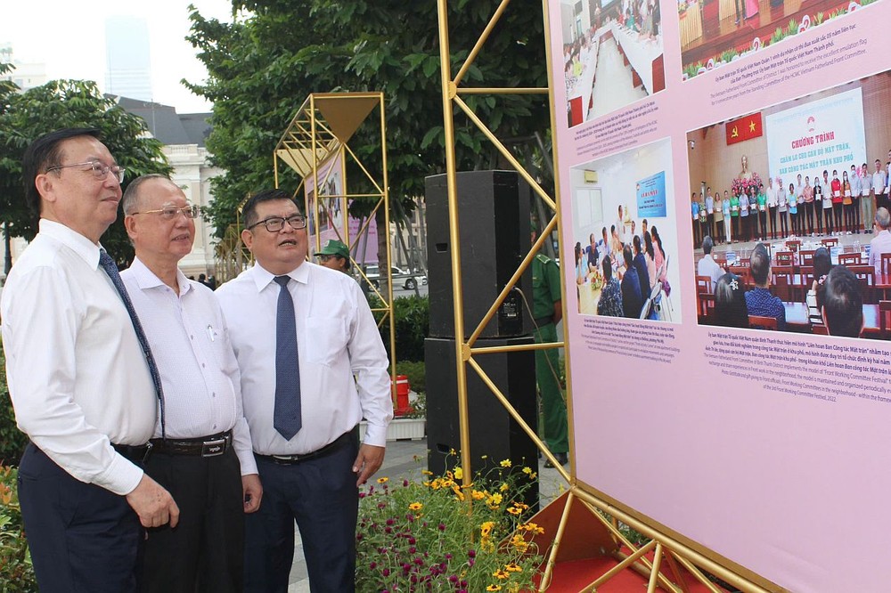 市领导和穗城会馆理事长卢耀南(中)参观图片展。 D2.jpg