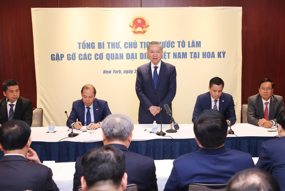 党中央总书记、国家主席苏林会见越南驻美大使馆工作人员。(图:越通社) 党中央总书记、国家主席苏林会见越南驻美大使馆工作人员。(图:越通社)