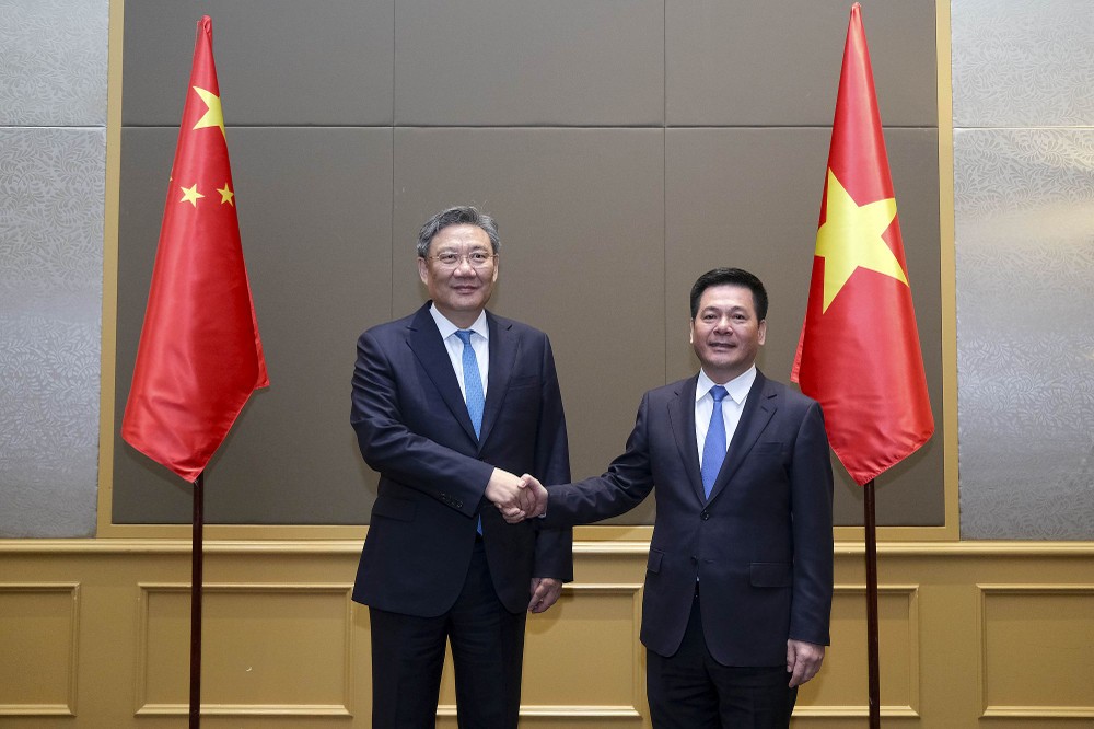 2023年11月,阮鸿延部长与中国国商务部部长王文涛共同主持召开中越经贸合委会第十二次会议。 2 Bo Thuong mai TQ.JPG