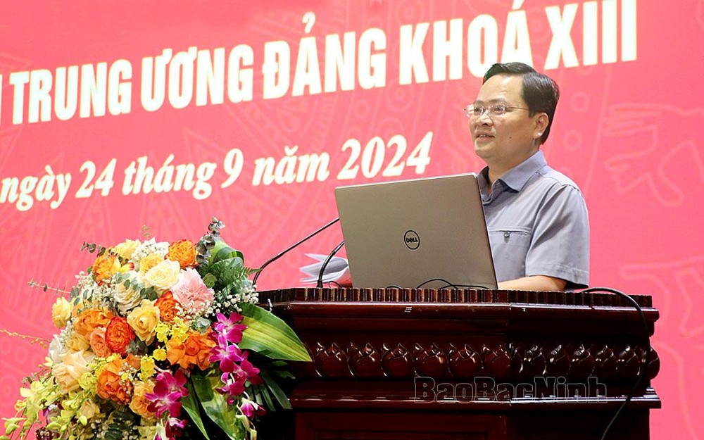 北宁省委书记阮英俊向与会代表通知党十三届十中全会的结果。(图:北宁报)