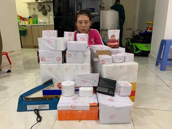 被抓获的嫌犯朱美茹及毒品物证。(图:志石)