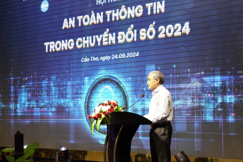 越南数字媒体协会主席阮明红在研讨会上发言。(图:VietTimes) chuyen-doi-so.jpg