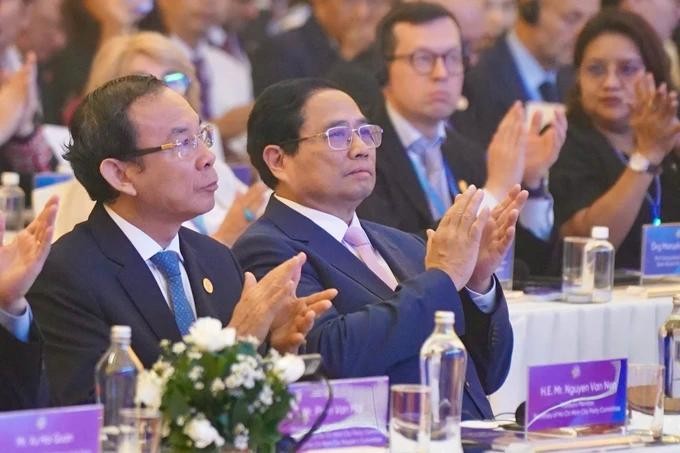 政府总理范明政(前右)、市委书记阮文年及各位领导人出席论坛。(图:黄雄)