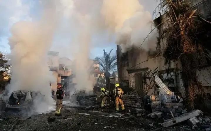 9月22日,消防员在以色列北部比亚利克村被黎巴嫩发射的火箭袭击的地区扑灭火灾。(图:越通社)