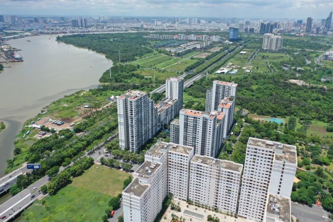 图为2024年8月,本市东区的房地产,包括公寓楼、联排别墅和守德市的地皮。(图:陈琼)