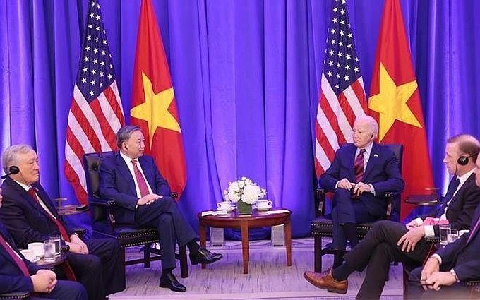 越南共产党中央总书记、国家主席苏林(左)会见美国总统拜登。(图:越通社)