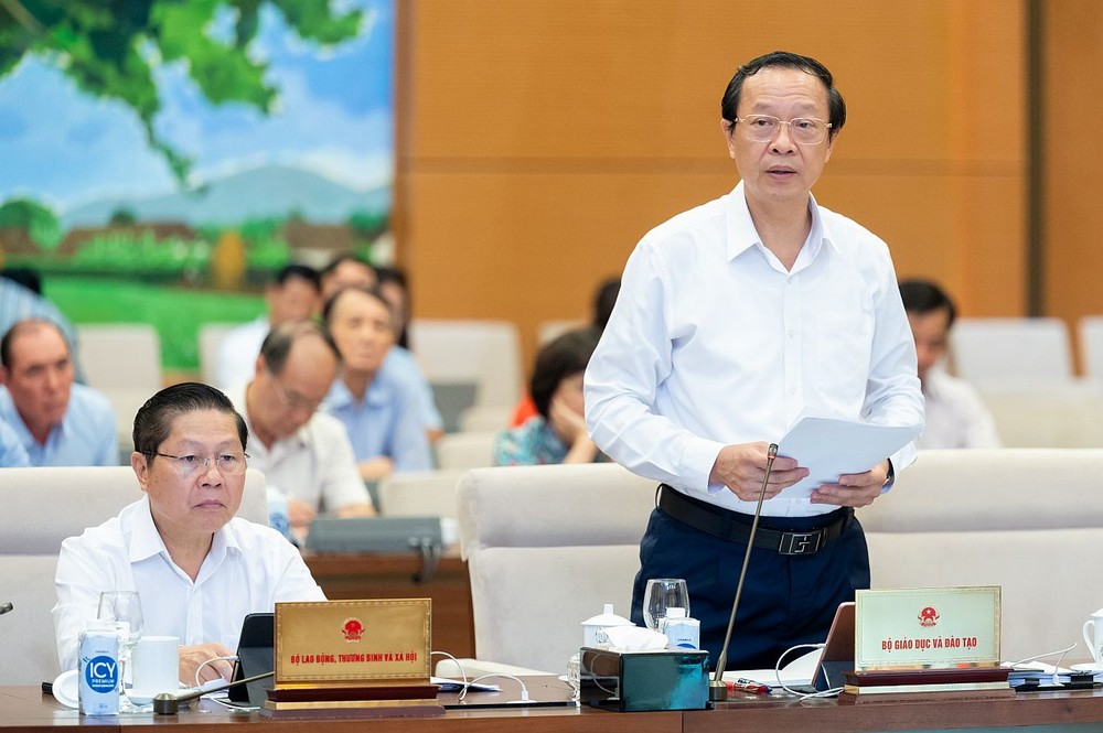 教育与培训部副部长范玉赏在会议上发言。(图:国会)