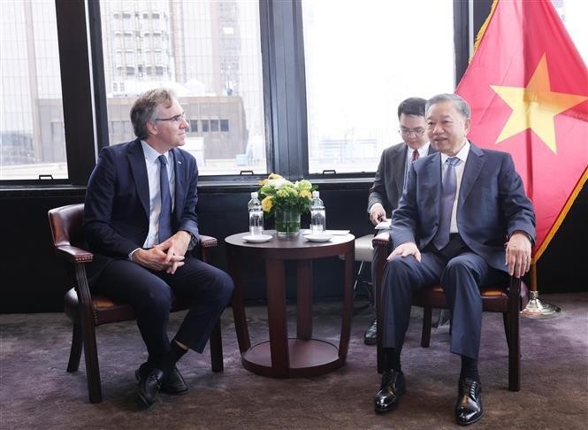 苏林总书记、国家主席会见爱依斯全球电力公司高级副总裁胡安·伊格纳西奥·鲁比奥洛。(图:越通社)