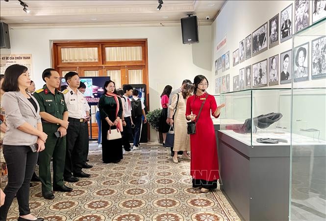 各界人士纷纷前来参观“战争时期的纪念品与记忆”专题展览。(图:越通社)
