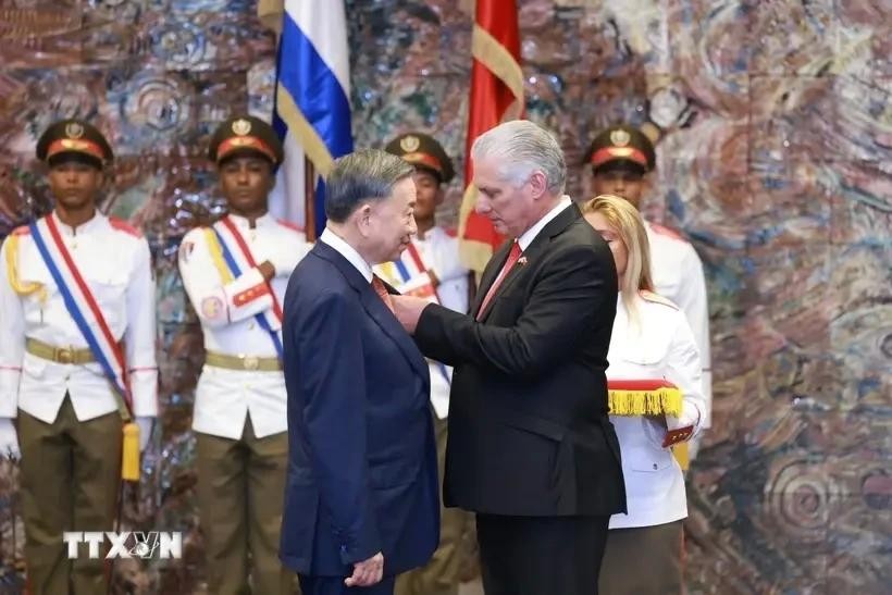 古共中央第一书记、国家主席迪亚斯-卡内尔向越南共产党中央总书记、国家主席苏林颁授“何塞·马蒂”勋章。(图:越通社)