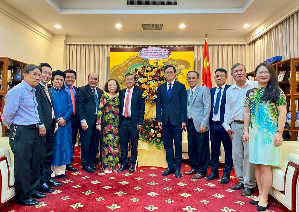 越中友协代表团向中国总领事馆赠花祝贺中国国庆。