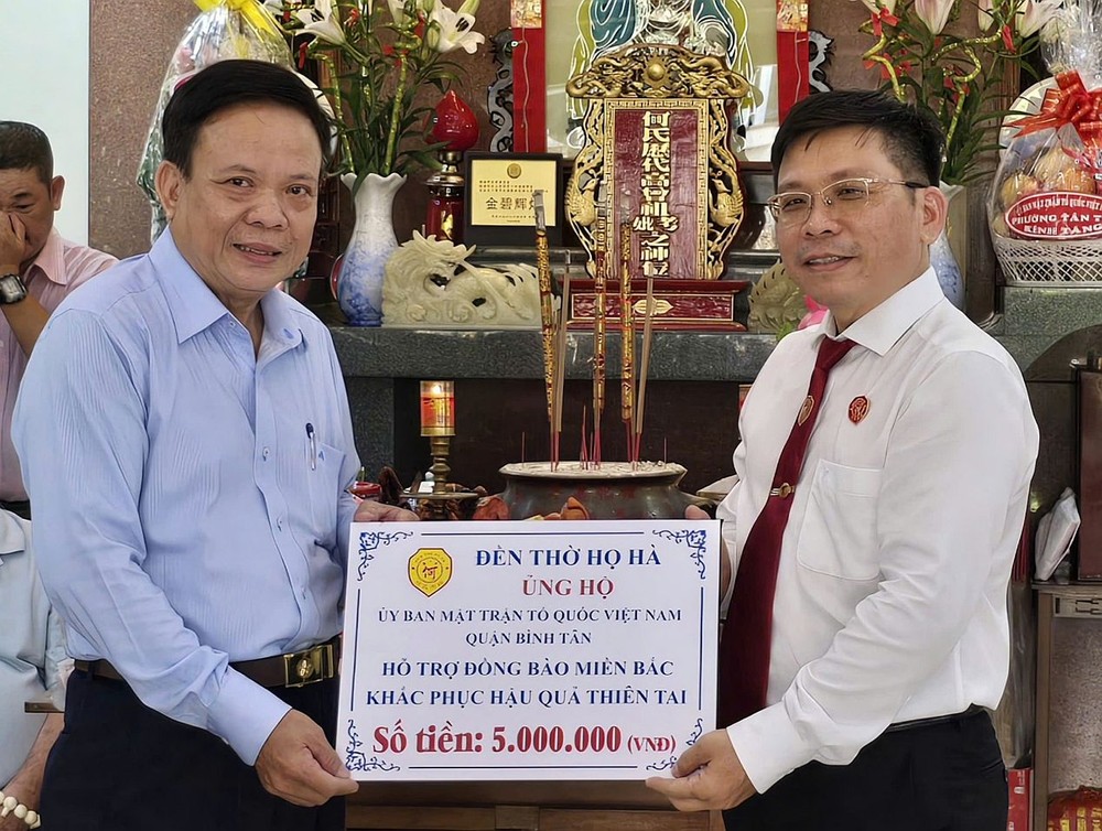 何氏宗祠向平新郡越南祖国阵线委员会捐赠救灾善款。 hoha2.jpg
