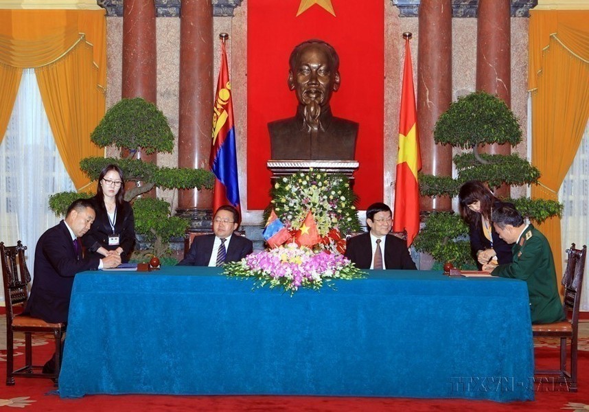 越南国家主席张晋创与蒙古国总统额勒贝格道尔吉出席两国国防部防务合作备忘录签署仪式（2013年）。（图：越通社）