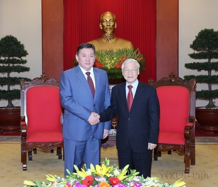 越南共产党中央总书记阮富仲会见对越南进行正式访问的蒙古议会主席米耶刚波.恩克博得（2018年）。（图：越通社）