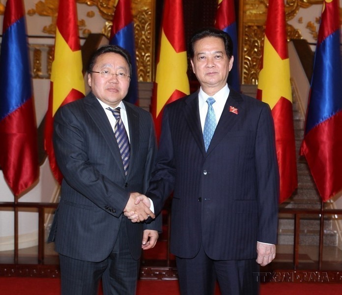 越南政府总理阮晋勇会见对越南进行国事访问的蒙古国总统额勒贝格道尔吉（2013年）。（图：越通社）