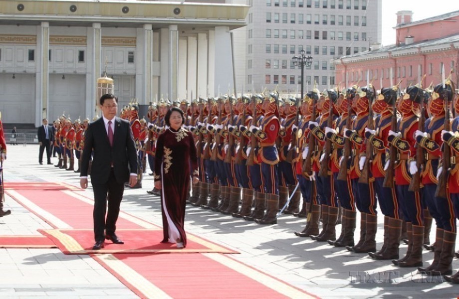 蒙古国总理额尔登巴特主持仪式，欢迎越南国家副主席邓氏玉盛对蒙古国进行正式访问（2017年）。（图：越通社）