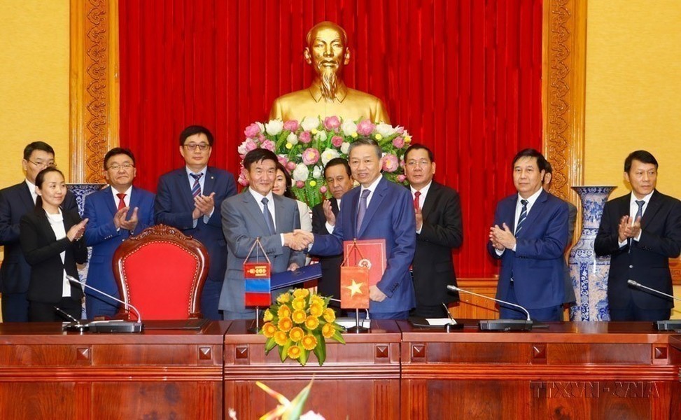 越南公安部部长苏林同蒙古国法律和内务部长曾德·尼亚木道尔吉签署两国关于移管被判刑人的协议。（图：越通社）