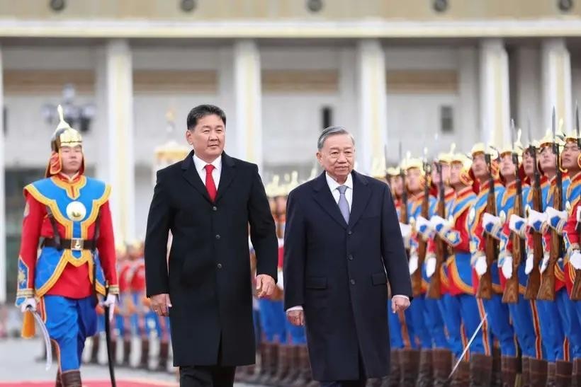 蒙古国总统乌赫那·呼日勒苏赫和苏林总书记、国家主席检阅仪仗队。(图:越通社)