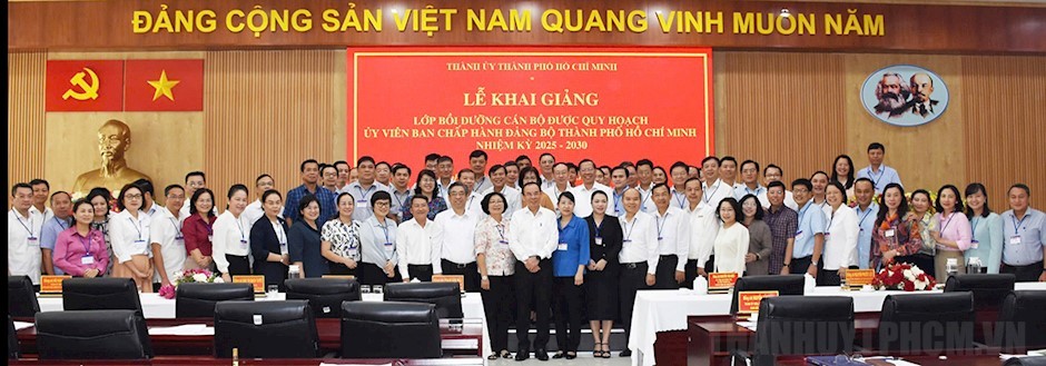 市委书记阮文年同与会代表合影留念。（图：市党部新闻网）