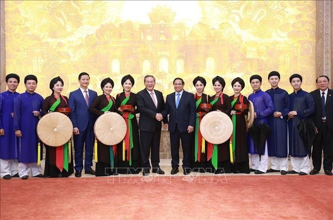 范明政总理与李强总理同各位各歌手合影。（图：自越通社）