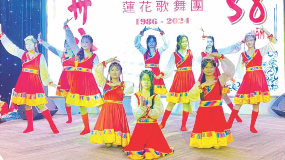 莲花团庆载歌舞气氛热闹。