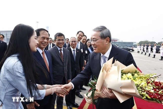 在内牌机场为中国国务院总理李强举行送行仪式。（图：越通社）