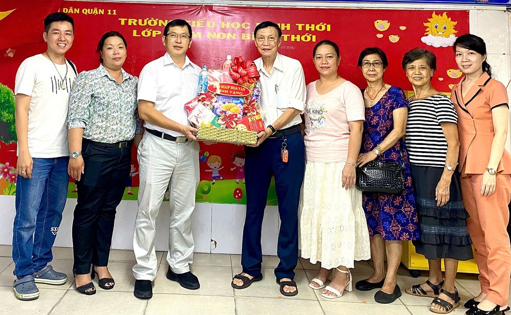 本报代表团访问礼文华文中心。