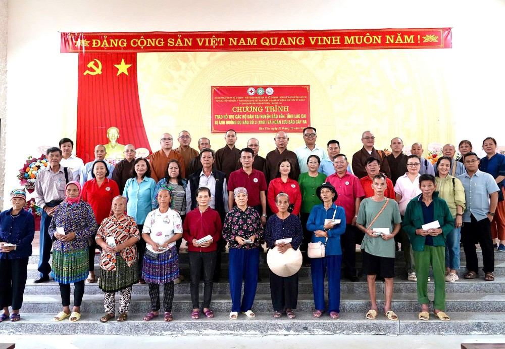 市华人佛教慈善团给当地灾民救济金。