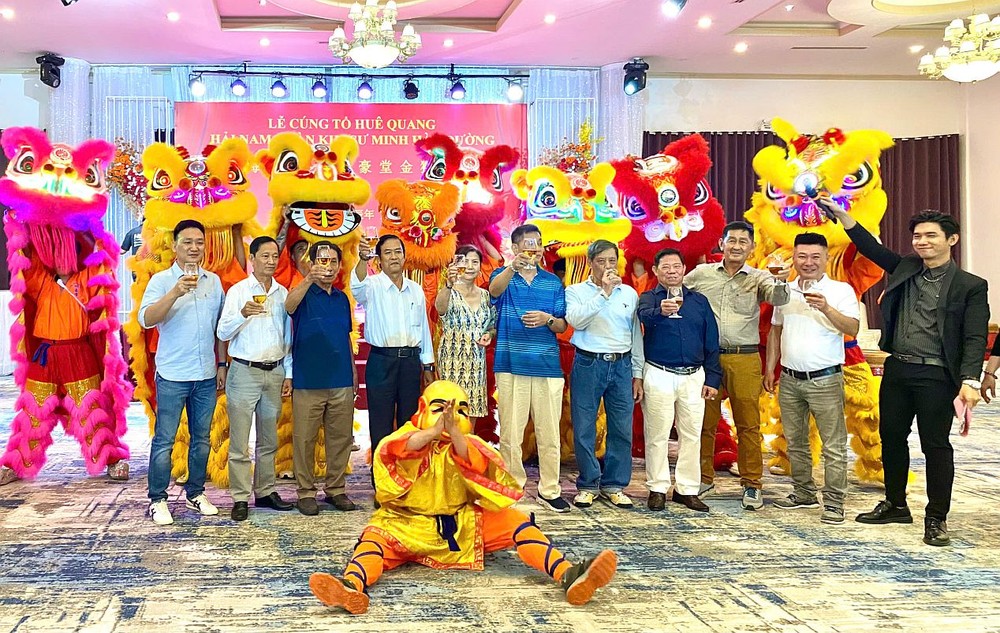 各单位和顾问为该团龙狮点睛开光后留影。