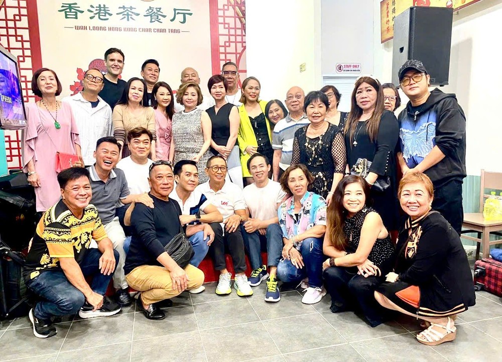 一众梨园子弟与歌手在联欢上合照。