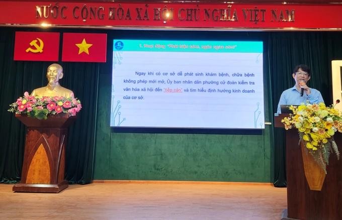 第一郡卫生科长阮月求医生在仪式上发言。(图:瑶玲)