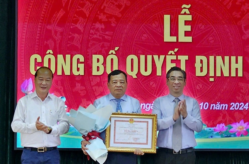 市委副书记阮福禄向黎清峰同志颁发奖状。