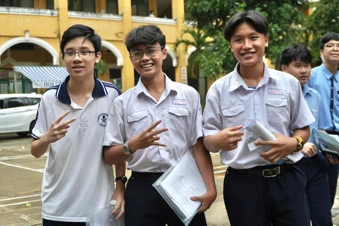 图为参加2024-2025学年高中入学考试的学生。(图:秋心)
