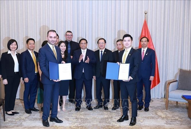 范明政总理见证越南和卡塔尔企业合作文件的签字。(图:越通社)