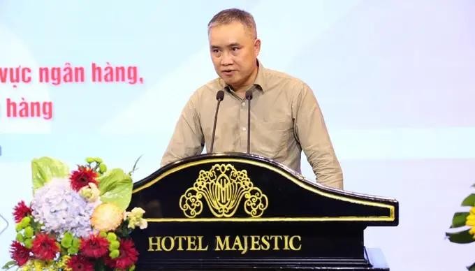 央行本市分行副行长阮德令在对话会上回答企业代表的提问。(图:绒阮)