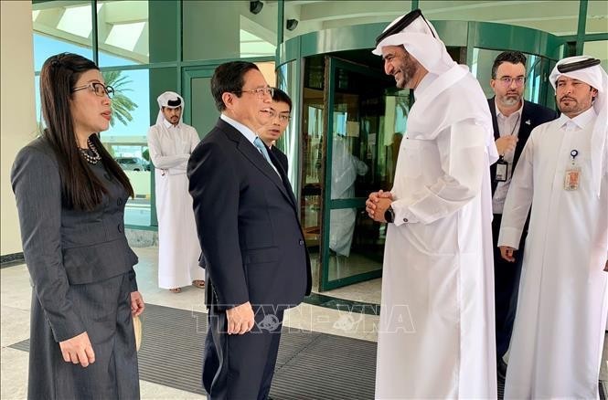 政府总理范明政造访卡塔尔拉斯拉凡工业城。(图:越通社) 政府总理范明政造访卡塔尔拉斯拉凡工业城。(图:越通社)