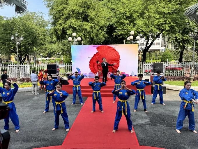 图为“胡志明市体育-发展与融入”专题展览开幕式上越武道表演一幕。(图:鸿恩)