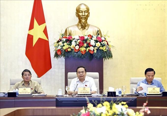 国会主席陈青敏(中)主持会议。(图:越通社) CTQH-Tran Thanh Man.jpg