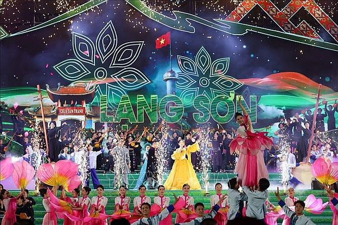 2024年第十一届东北地区各民族文体与旅游节开幕式文艺表演节目。(图:越通社)