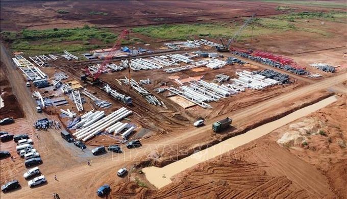 为隆城机场施工工程服务的原物料与建材。(图:越通社)