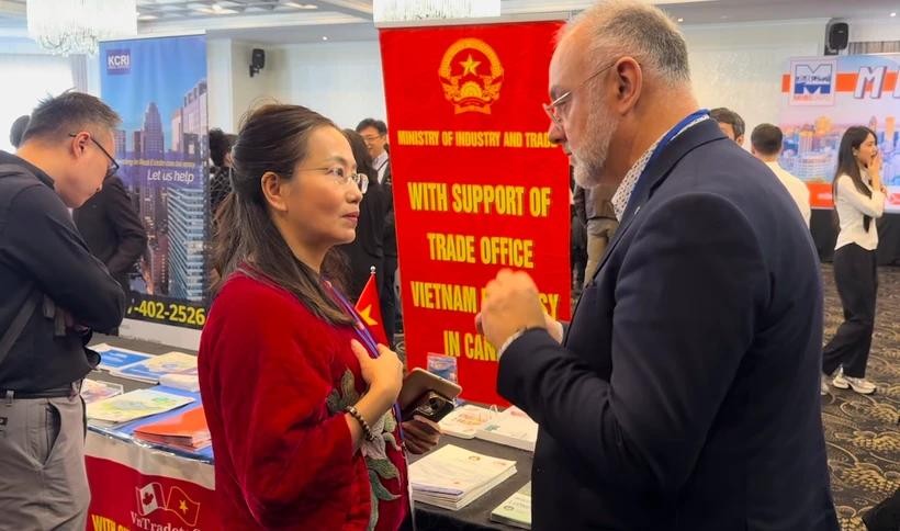 越南驻加拿大商务参赞陈秋琼与蒙特利尔圣洛朗区市议员阿里夫·萨莱姆交谈。(图:越通社)