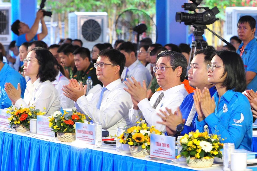 委副书记、市越南祖国阵线委员会党团书记、主席阮福禄与市委常务委员、市委民运处主任阮孟强出席大会。(图:黄雄)