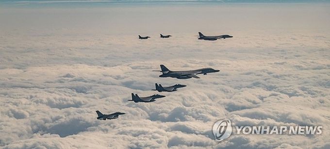 资料图片:2023年12月20日,韩美日在韩日防空识别区重叠空域实施空中演习,美国B-1B轰炸机参演。图为演习现场。(图:韩联社)