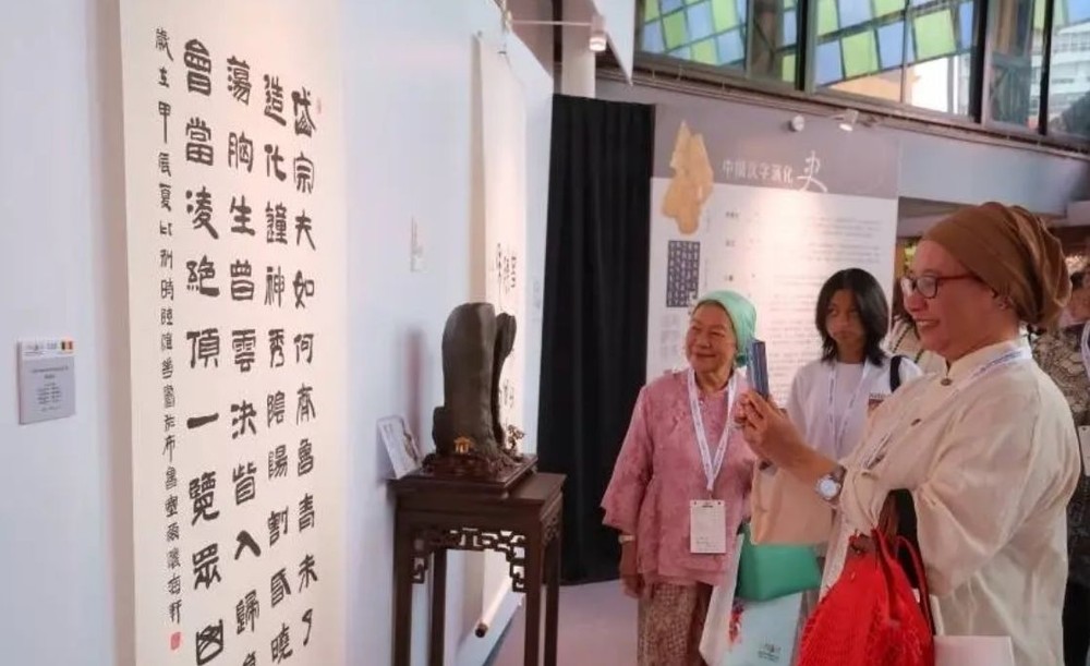 当地民众在参观展出的书法作品。(图:互联网)