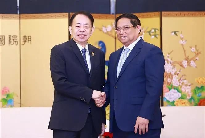 政府总理范明政会见亚行行长浅川雅嗣。(图:越通社)