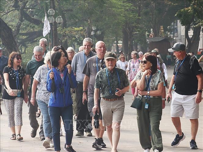 今年10月份,前来我国国际游客约达142万人次,同比增27.6%。(图:越通社)