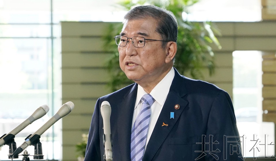 11月5日上午,日本首相石破茂在官邸接受媒体采访。(图:共同社)