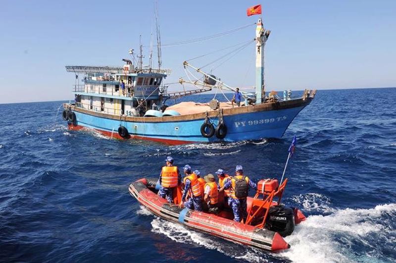 海警力量巡查、管控、彻底处置“3不”渔船。(图:VnE)